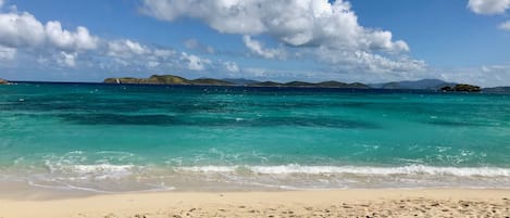 På stranden, liggestole, badehåndklæder