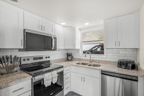 Kühlschrank, Mikrowelle, Wasserkocher mit Kaffee-/Teezubehör, Toaster