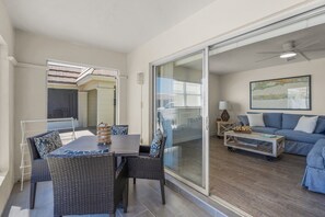 Outdoor dining - Island House Beach Resort V10A (Siesta Key)