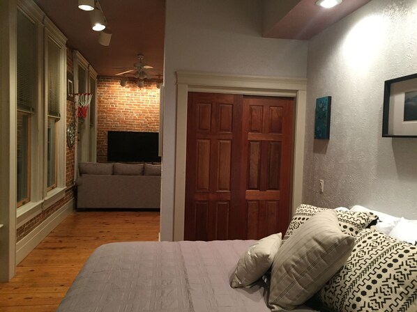 1 bedroom, iron/ironing board, free WiFi - Night Owl 5W Street View (optional paid parking upon request) (Eureka Springs)