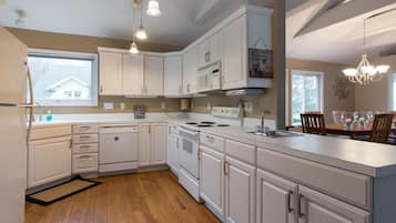 Gác trung tâm thành phố, 2 phòng ngủ, lò sưởi | Bếp riêng | Tủ lạnh, lò vi sóng, dụng cụ pha cà phê/trà