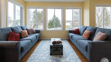 Gác trung tâm thành phố, 2 phòng ngủ, lò sưởi | Khu phòng khách | TV màn hình phẳng, lò sưởi