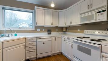 Gác trung tâm thành phố, 2 phòng ngủ, lò sưởi | Bếp riêng | Tủ lạnh, lò vi sóng, dụng cụ pha cà phê/trà