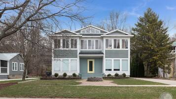 Gác trung tâm thành phố, 2 phòng ngủ, lò sưởi | Mặt tiền nơi lưu trú