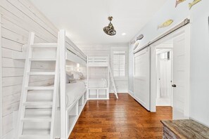 4 bedrooms, iron/ironing board, Internet, bed sheets
