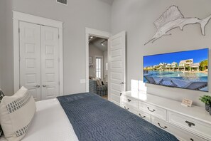 4 bedrooms, iron/ironing board, internet, bed sheets