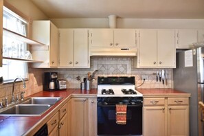 Grand réfrigérateur, micro-ondes, four, plaque de cuisson