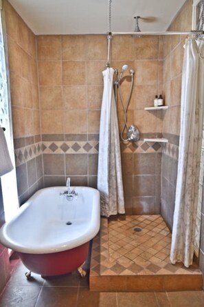 Kylpyamme, hiustenkuivaaja, pyyhkeet, saippua