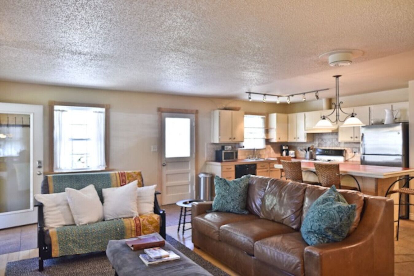 Télévision, cheminée, lecteur de DVD, livres