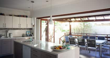 The Fremantle House - longer stays, WiFi, Netflix, full aircon, private garden