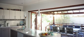 The Fremantle House - longer stays, WiFi, Netflix, full aircon, private garden