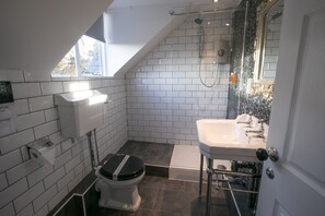 Shower, hair dryer, towels, soap - Number 10 The Abbey - Welney Wetland Apartment (Wymondham)