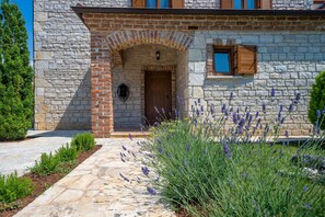 تفاصيل الفندق من الخارج