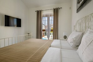 4 chambres, coffre-fort, fer et planche à repasser