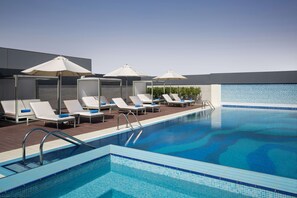 Utomhuspool med öppettider 09.00 till 18.00, och solstolar