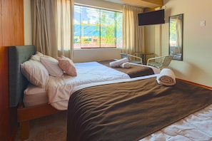 Hypo-allergenic bedding, down comforters, blackout drapes, free WiFi - Hermoza House Bed & Breakfast (Cusco)