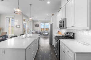 冷蔵庫、電子レンジ、オーブン、コンロ