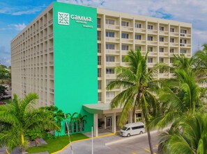 A multi-story hotel with a prominent green vertical section on the left, featuring the name 'Gamma Hotels Tampico'. - Gamma Tampico (Tampico)