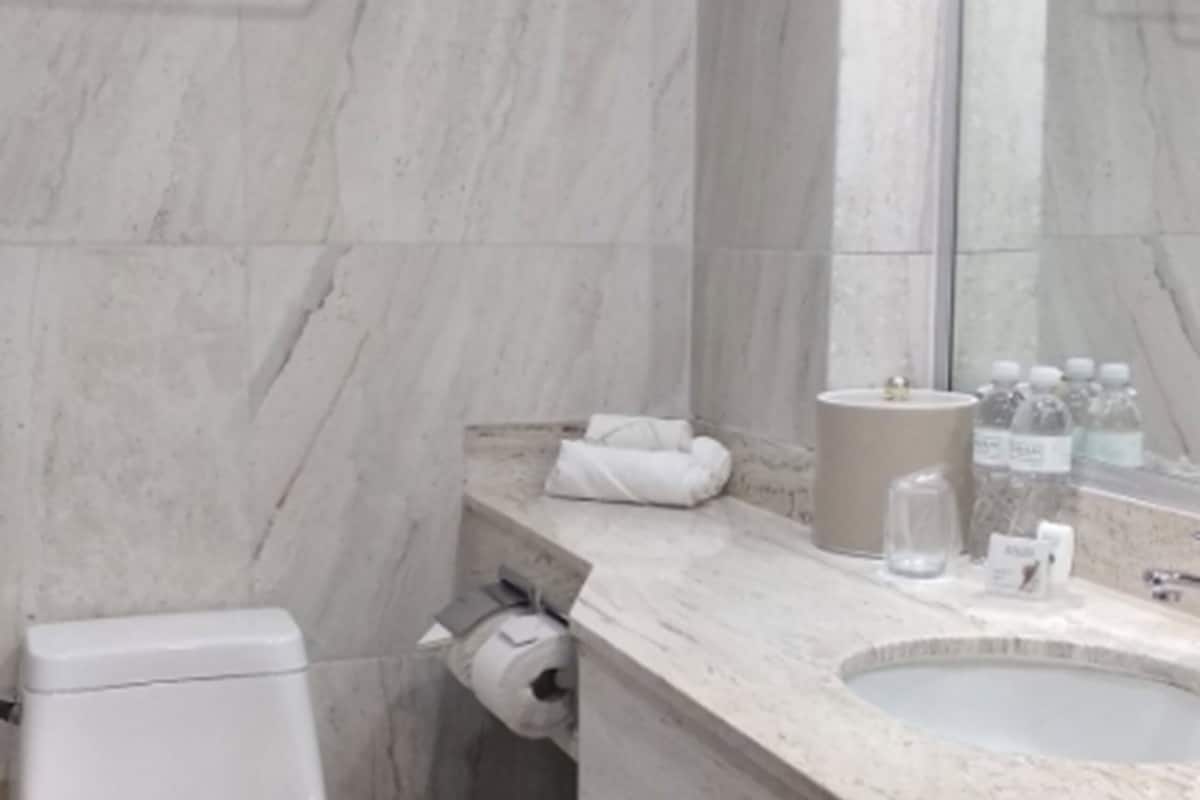 shower, rainfall showerhead, free toiletries, hair dryer