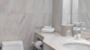 Shower, rainfall showerhead, free toiletries, hair dryer