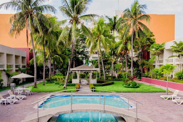 Utendørsbasseng og solsenger