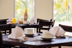 Café da manhã, almoço e jantar; culinária local 