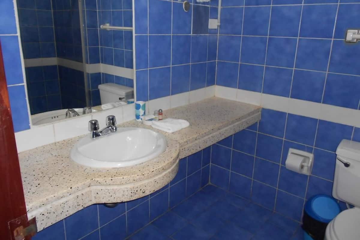 Chuveiro, produtos de toalete grátis, toalhas de banho