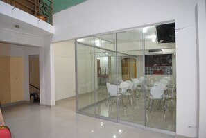 Café da manhã com buffet grátis todos os dias