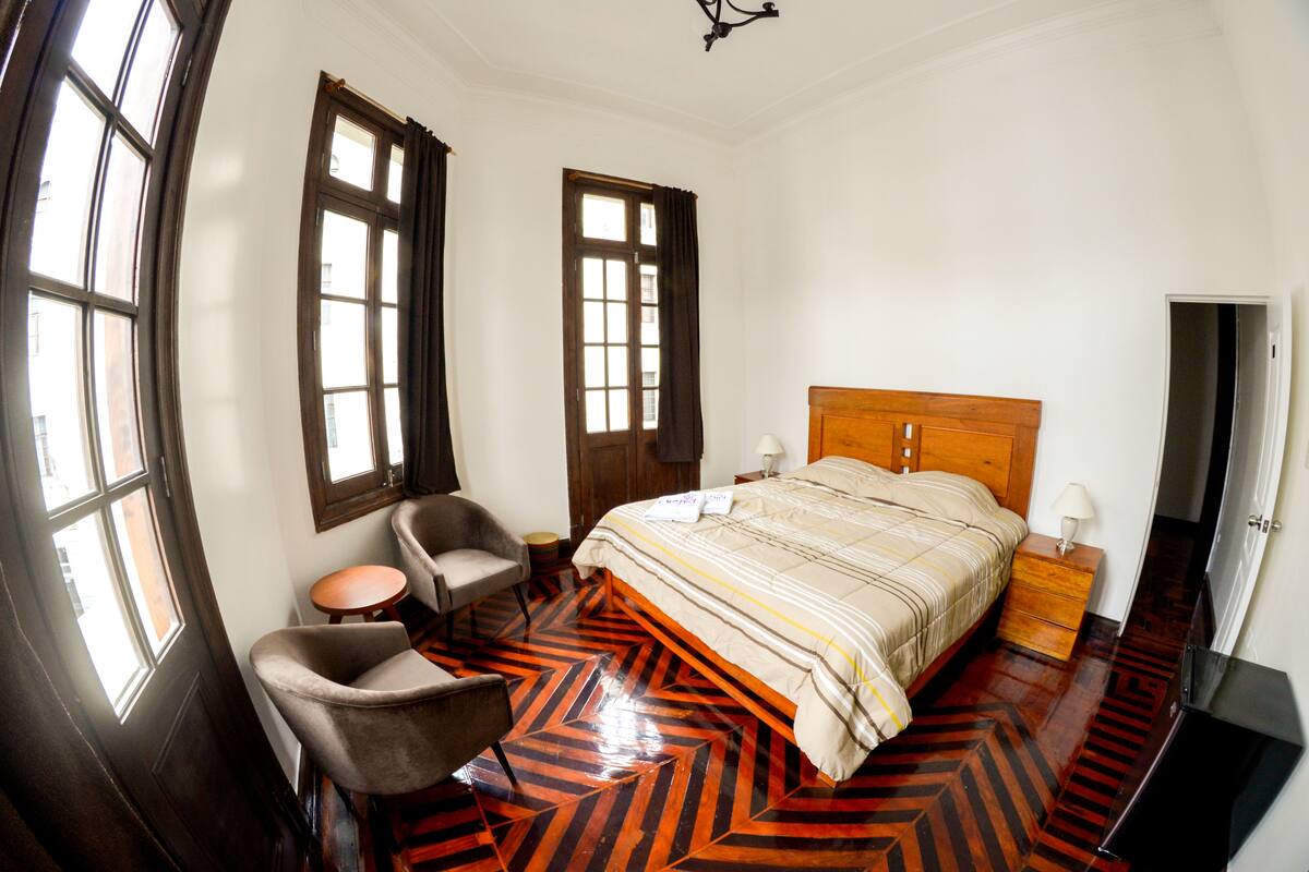 Chambre Double, 1 très grand lit, salle de bains commune