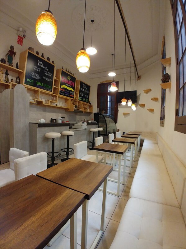 Bar (trong khuôn viên)