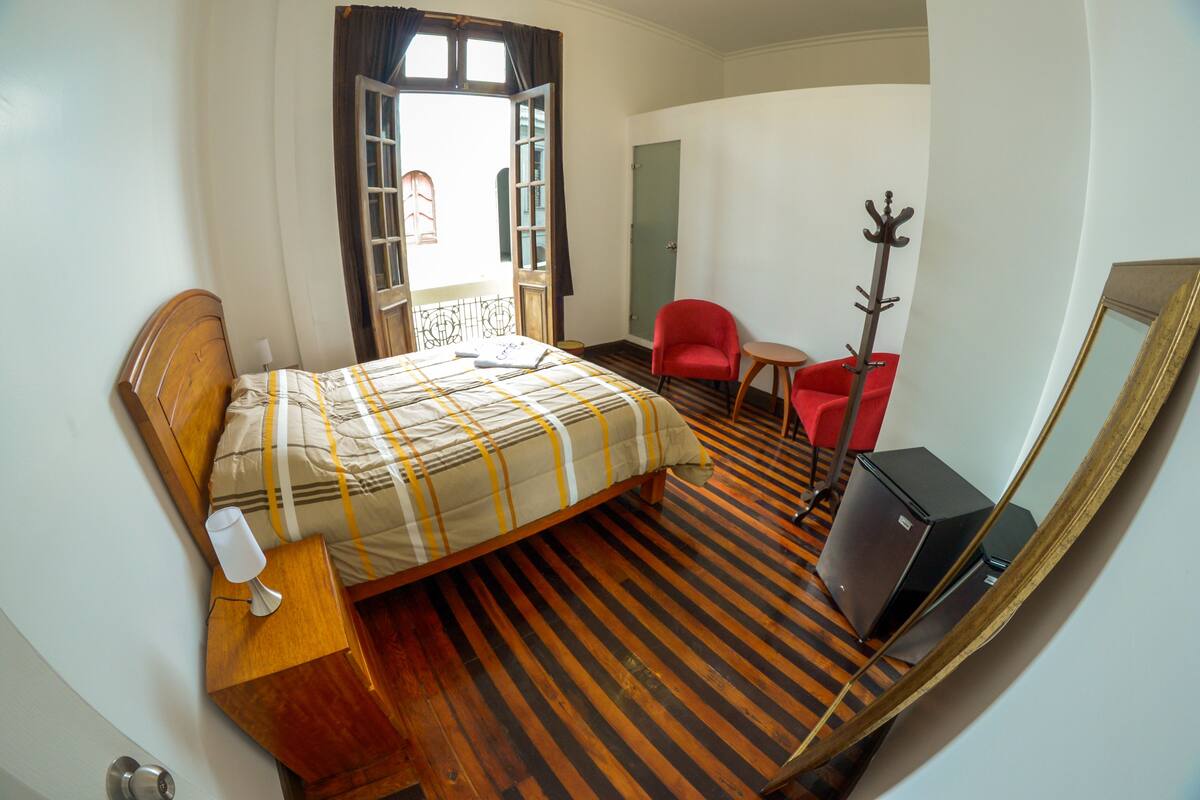 Chambre Double, 1 grand lit, salle de bains privée