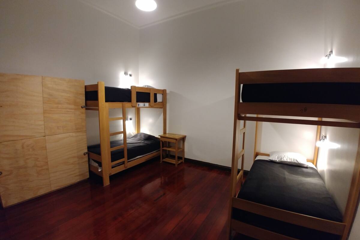 Phòng tập thể, chỉ dành cho nữ (4 beds) | Bàn ủi/dụng cụ ủi quần áo, truy cập Internet không dây miễn phí