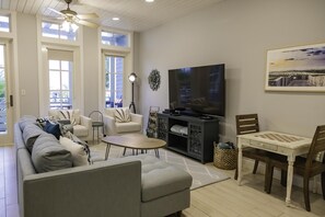 Smart-tv, een dvd-speler, boeken en een filmbibliotheek