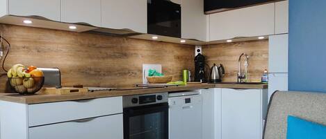 Réfrigérateur, micro-ondes, lave-vaisselle, cafetière/bouilloire