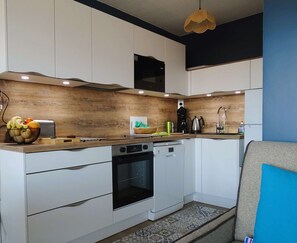 Refrigerador, microondas, lavavajillas y cafetera y tetera