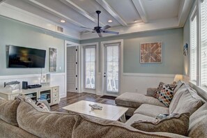 Smart TV, reproductor de DVD, libros, videoteca