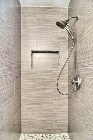 Douche, sèche-cheveux, serviettes fournies
