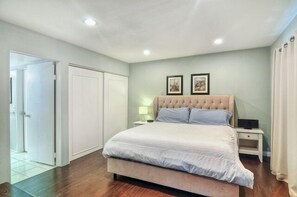 4 bedrooms, iron/ironing board, travel crib, free WiFi - **Water Slide!**Pool**Spa**Game Room!*Super Specials* (Anaheim)