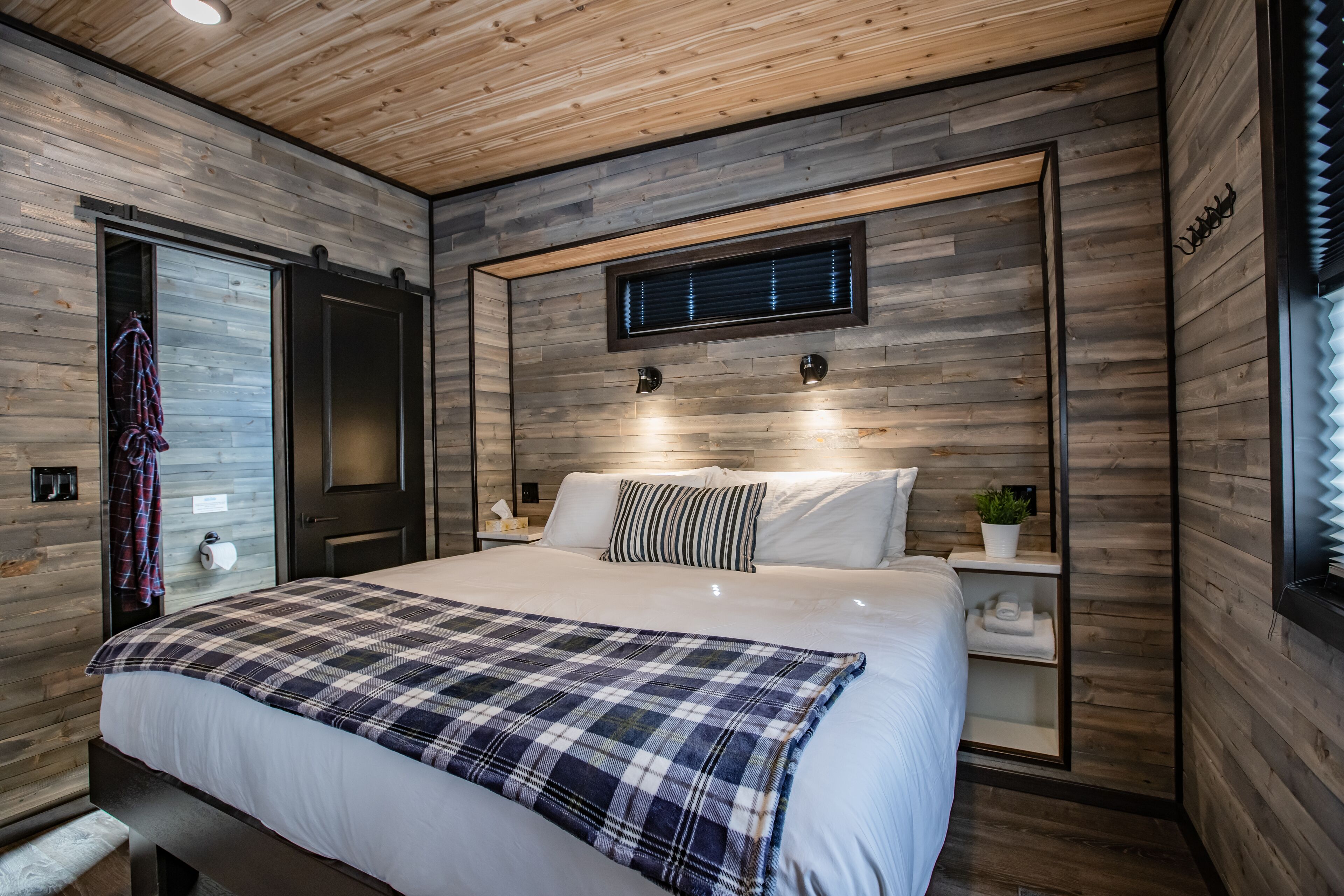 Premium Cabin, 1 Bedroom, Kitchen, Mountain View | Bed sheets