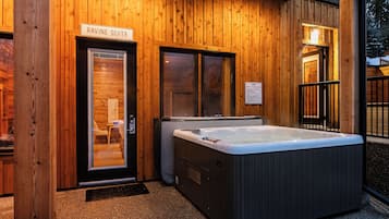 Chalet Luxe, 2 chambres, bain Ă remous, vue montagne | Terrasse/Patio