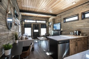 Premium Cabin, 1 Bedroom, Kitchen, Mountain View | Bed sheets