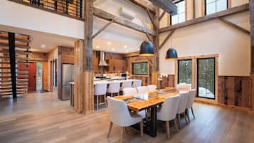 Chalet Luxe, 3 chambres, bain à remous, vue montagne | Restauration dans la chambre