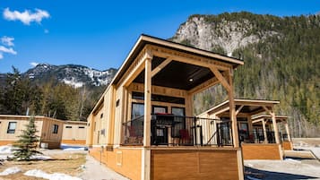 Premium Cabin, 1 Bedroom, Kitchen, Mountain View | Bed sheets