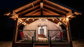 Comfort Tent, 1 Queen Bed, Mountain View