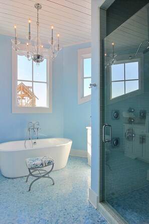 Badewanne, Haartrockner, Handtücher