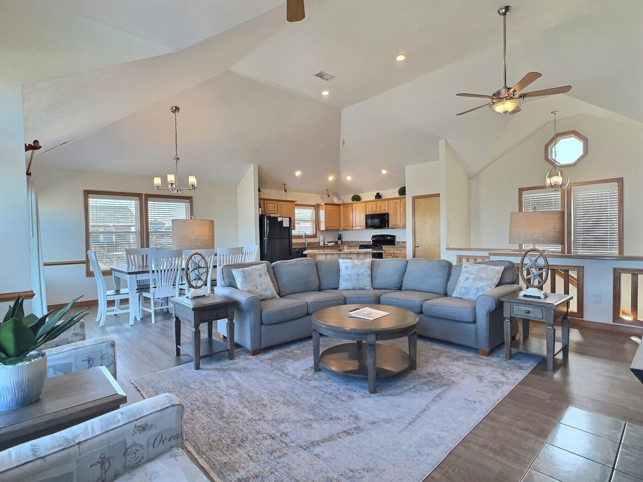 Shell Castle Cottage- 4 Bdrm- Steps from beach- Community Pool & Spa