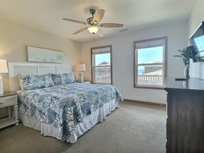 4 عدّة غرف نوم وخدمة الإنترنت وملاءات أسرّة