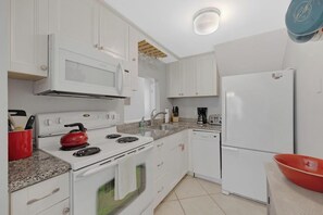 冷蔵庫、電子レンジ、オーブン、コンロ