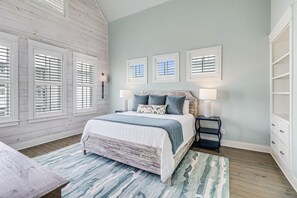 5 bedrooms, iron/ironing board, Internet, bed sheets