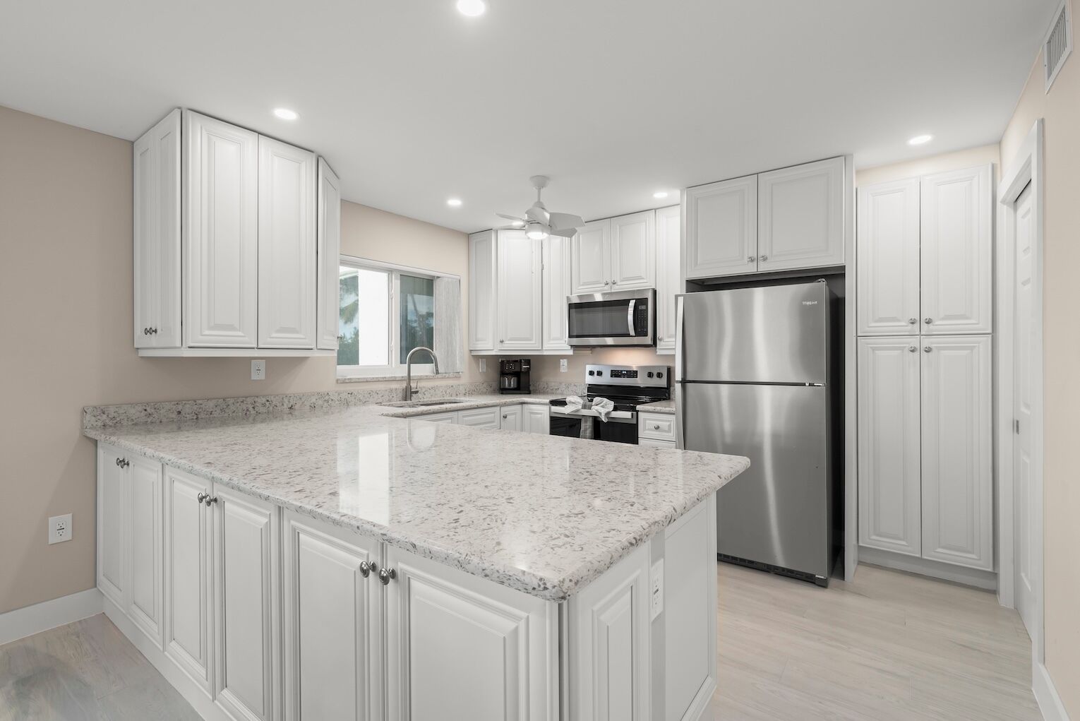 Geladeira, micro-ondas, fogão, cooktop